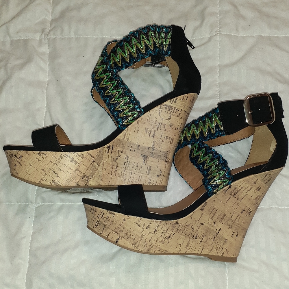 Black wedge sandals with green print straps (sz10)